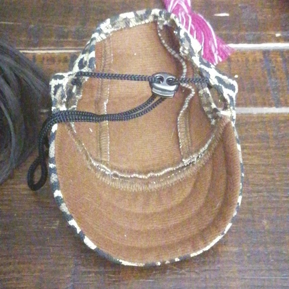 Two Medium hats and a wig for dogs - Picture 7 of 11